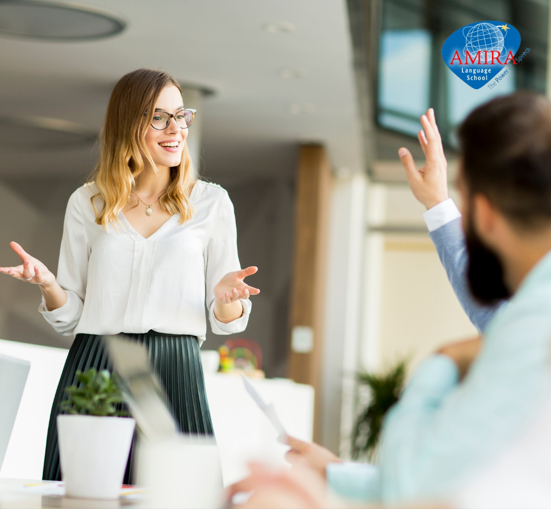 Professeur d&rsquo;Amira expliquant clairement un cours de langue